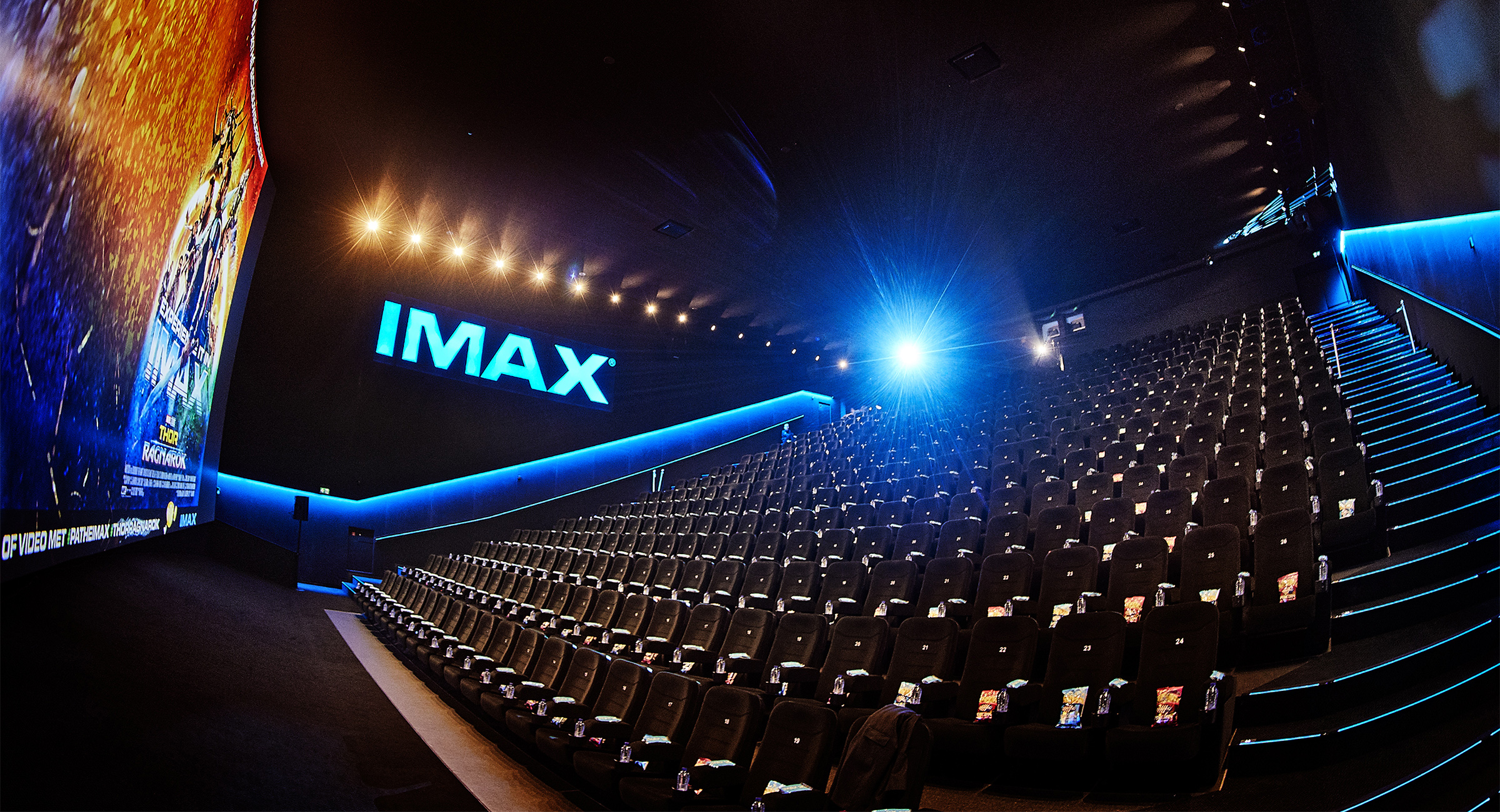 Кинотеатр с самым большим экраном. Кинотеатр Сатурн Ялта IMAX. IMAX Ялта зал. Кинотеатр IMAX 1 зал. Киномакс Титан Каширская Плаза зал IMAX.